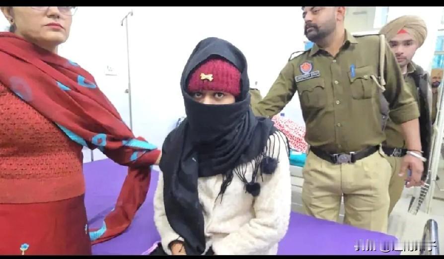 印度17岁少女被父亲捆着双手拖到河边，妈妈哭着跪下求情。父亲还是毫不留情将女儿推