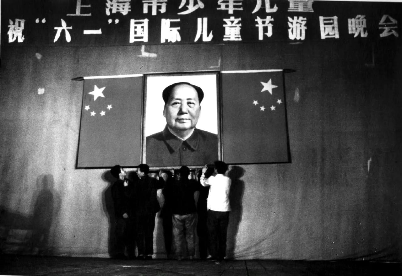 儿童节游园会，上海，1973年，Volker Hinz摄。 ​ ​​​