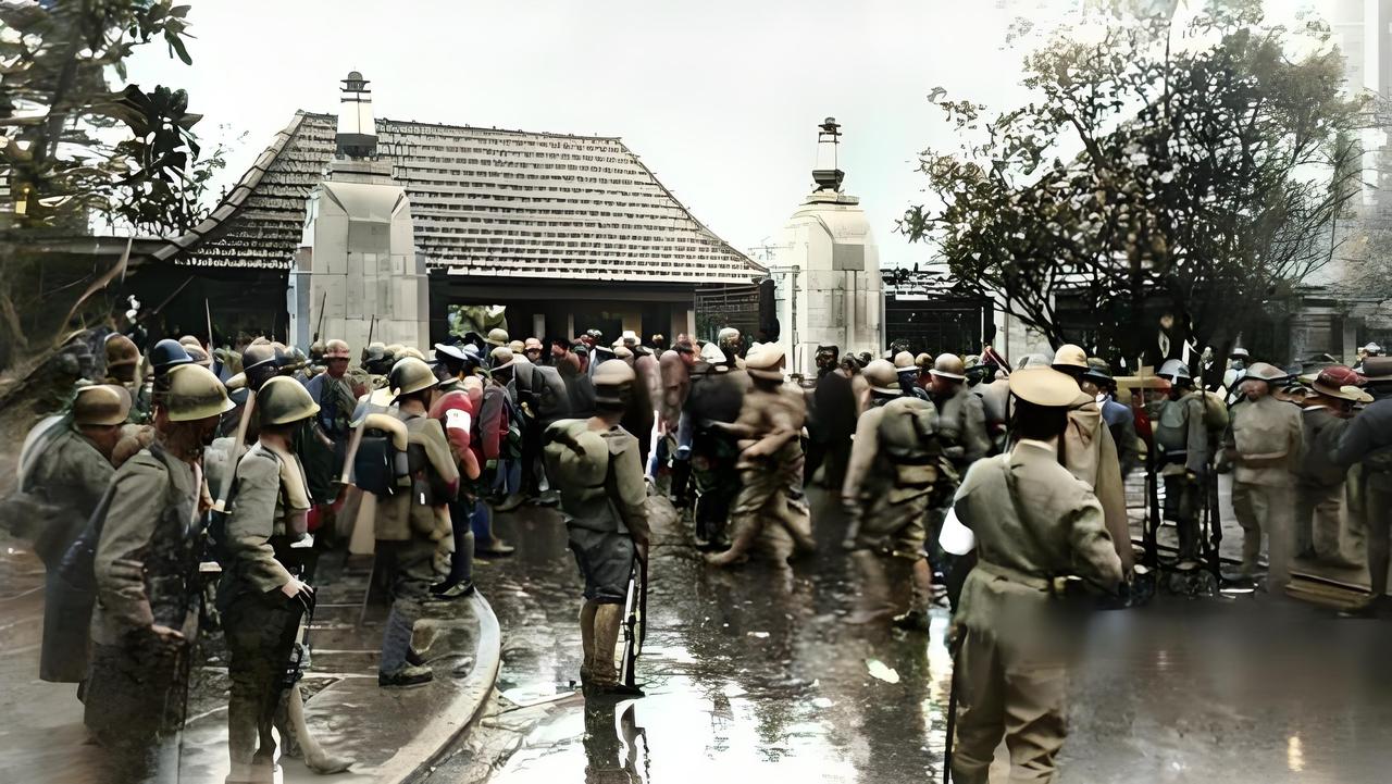 这张照片定格的是1932年4月29日“虹口公园爆炸案”后的震撼一幕！当时日本在上