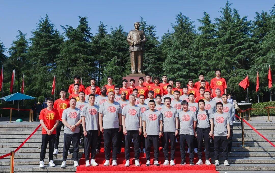 5月31日，刚刚到达长沙备战2026年中国男篮热身赛的中国男篮前往湖南韶山，开展