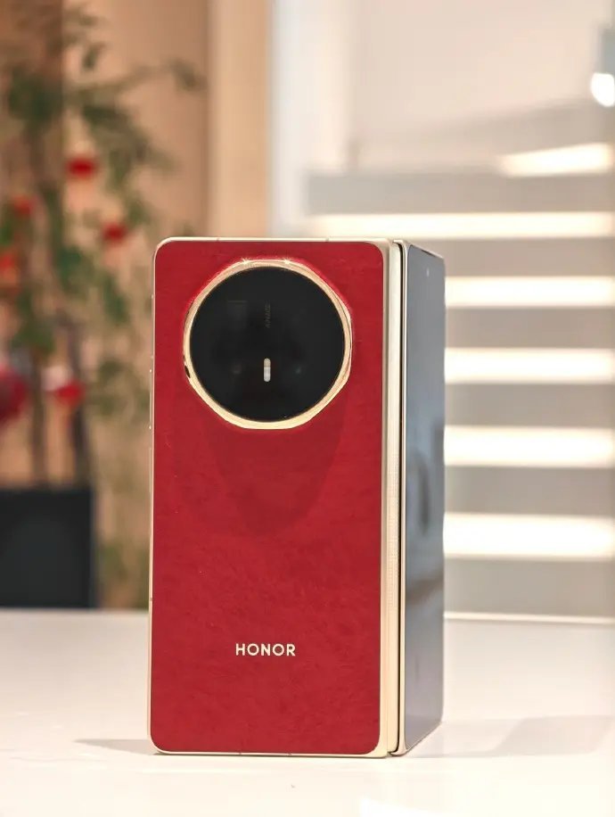 谁说中国品牌只会堆配置？荣耀这次在Magic V6的Deco上玩了个大的。那枚穹