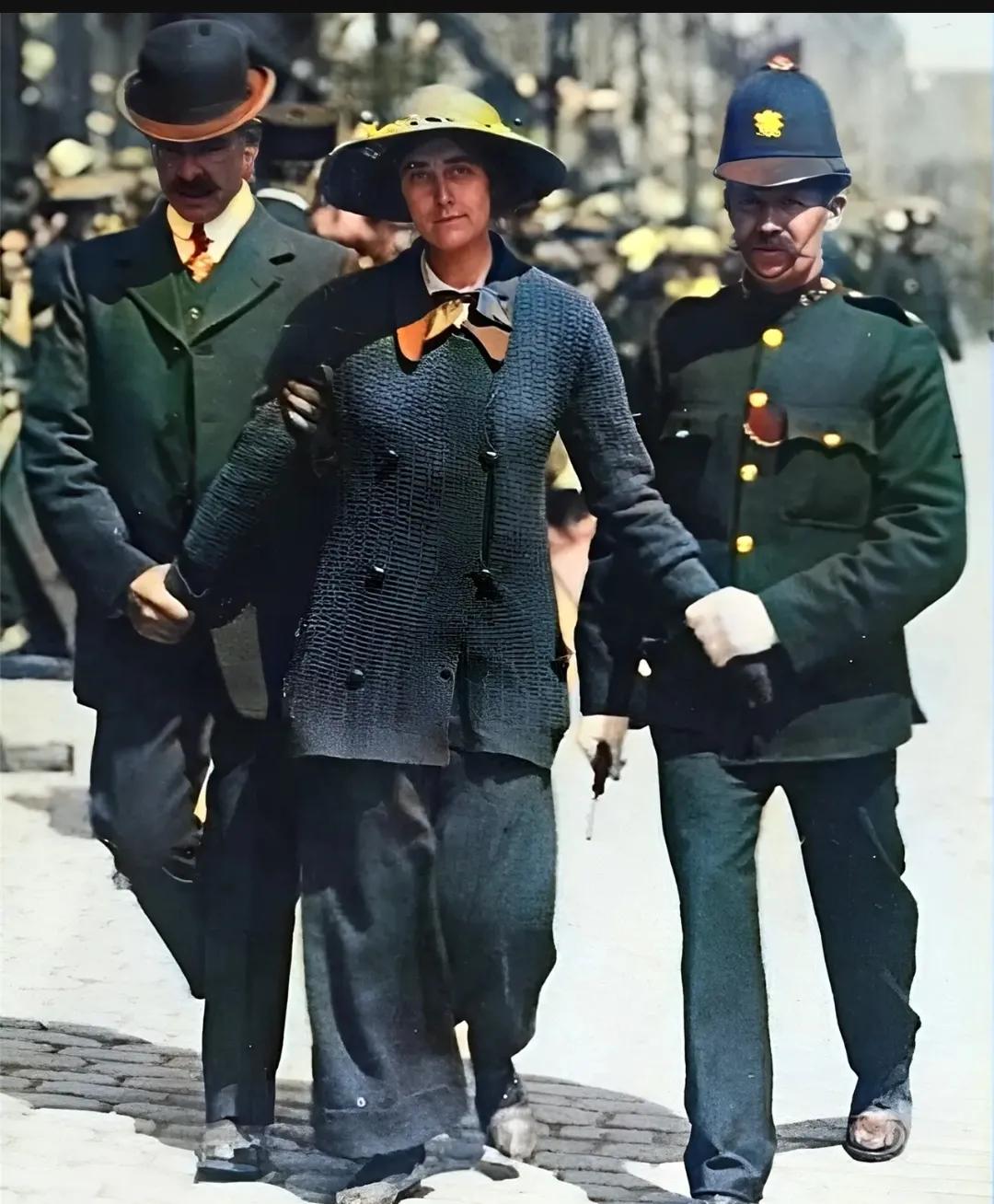 1915年，英国，这个叫“劳伦斯依”的姑娘，靠着勇气和雄心，女扮男装，以一名工兵