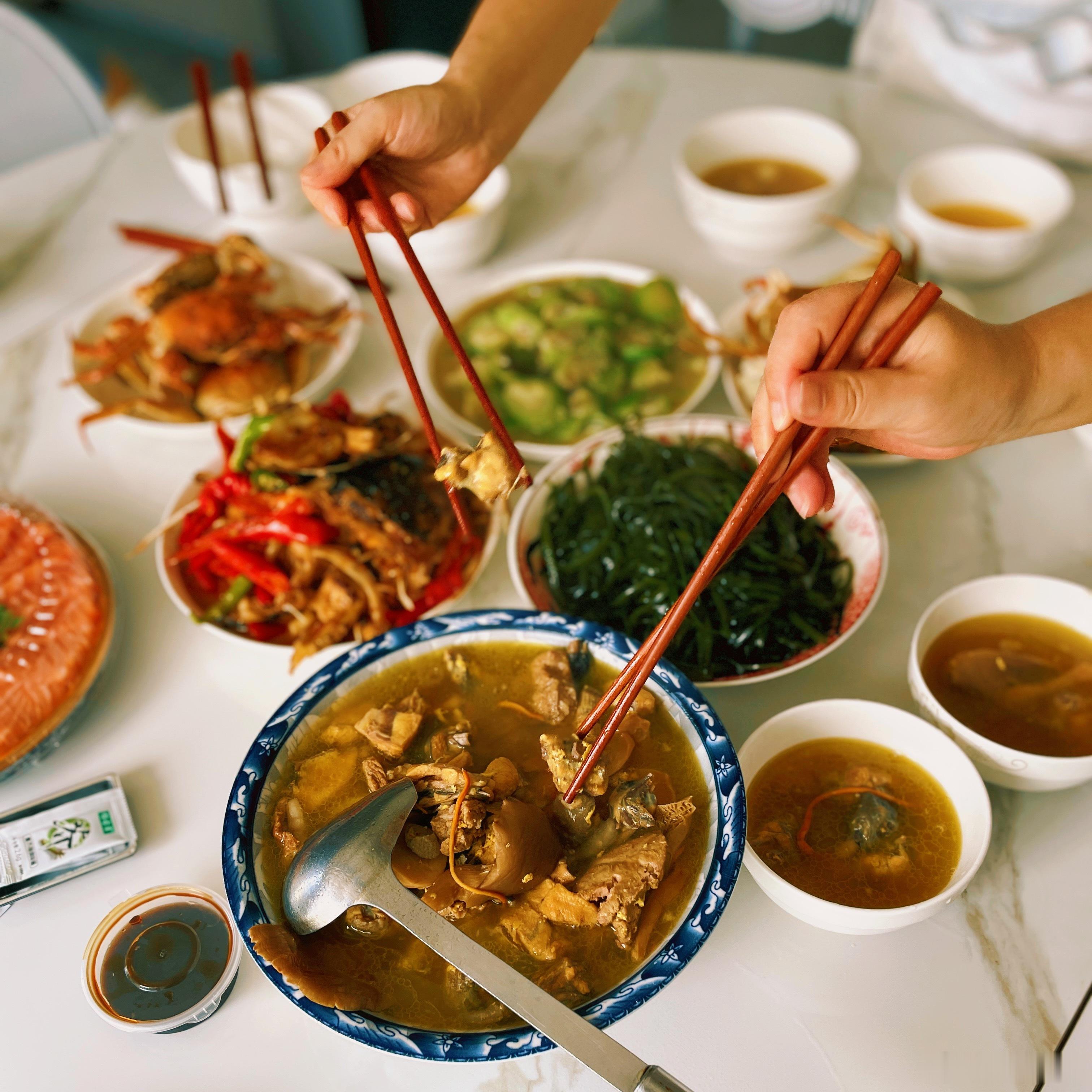 健身 下了点雨，但解不了渴。3组弹力带，3组壶铃，3组仰卧起坐，3组杠铃，3组哑