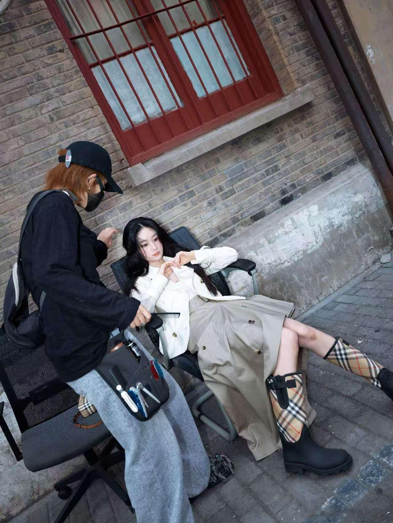 郭晓婷疑似对小牛犊爱而不得  偶遇可爱小牛满心欢喜，却不敢上前靠近，隔空喊话的样