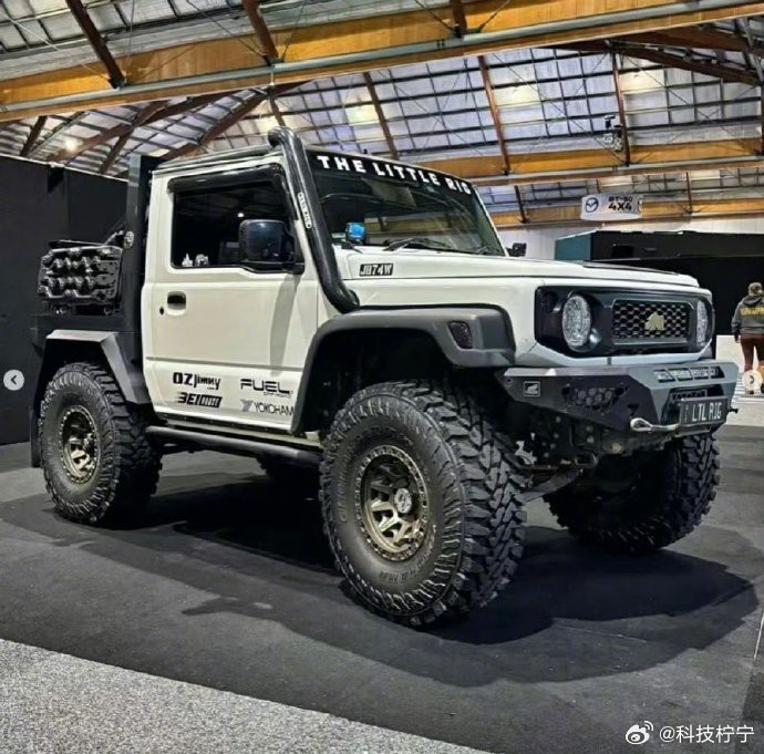 迷你吉姆尼，越野的极致小巧。FUEL轮毂设计，轮胎胎纹巧妙融合野性与俏皮，每一次