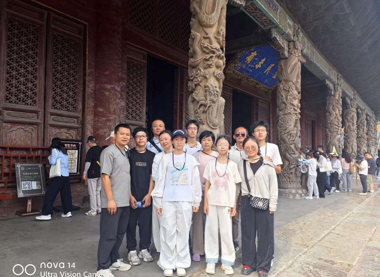 横跨胶州湾大桥，奔赴圣城曲阜。踏过孔府古院，仰望大成殿盘龙石柱，触摸千年古柏，品