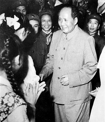 “想犯我主权？想都别想！”赫鲁晓夫的话刚一出口，毛主席便怒不可遏地怼了回去，赫鲁