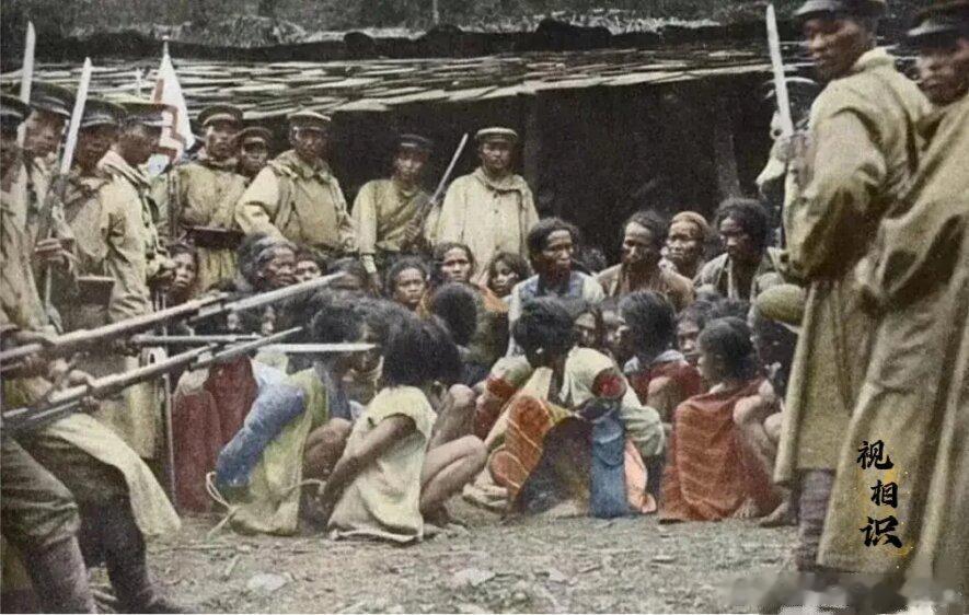 1914年，台湾，日军闯入太鲁阁人村庄进行扫荡时的照片，画面中可以看到太鲁阁族人