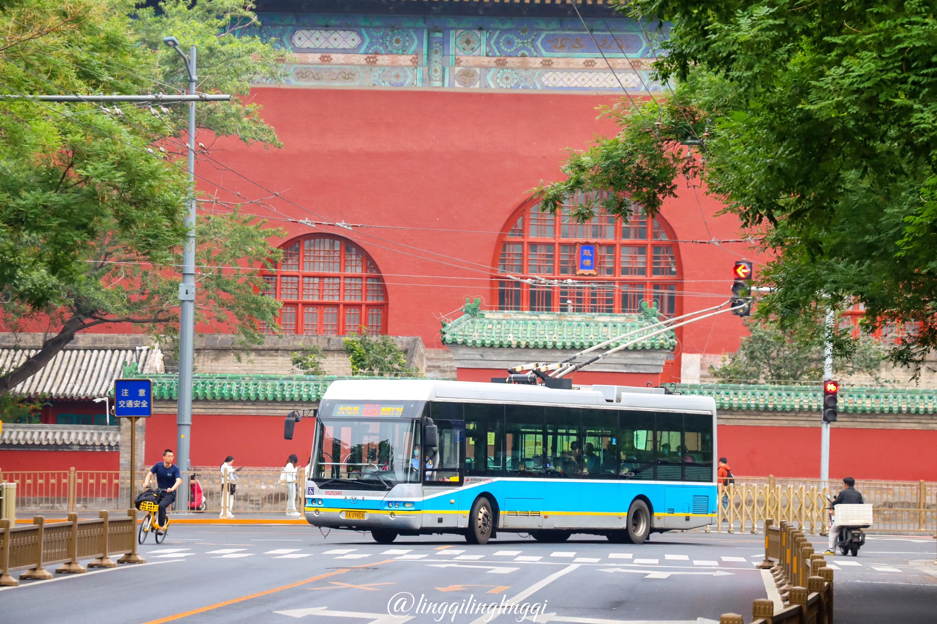 无法再次呈现的合影 124路电尼与鼓楼合影
