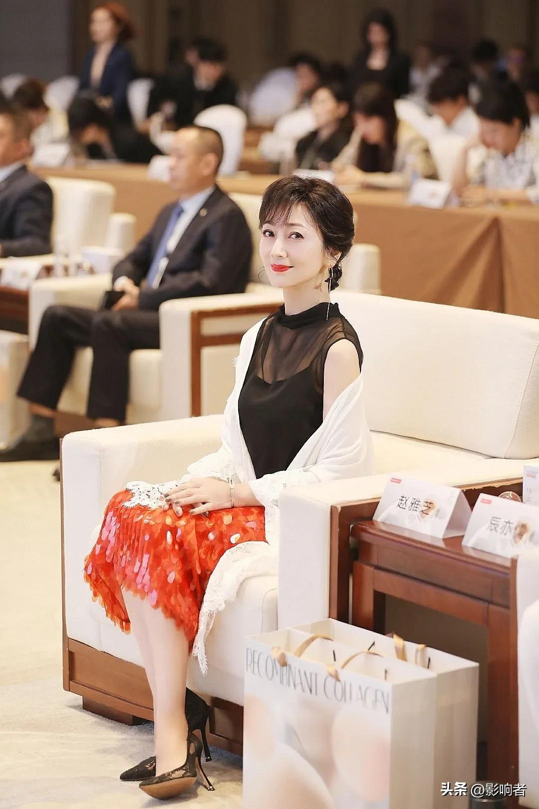 70岁左右的老人看上去像40岁的中年人，展现出优雅气质和时尚品味，她生活得好精致
