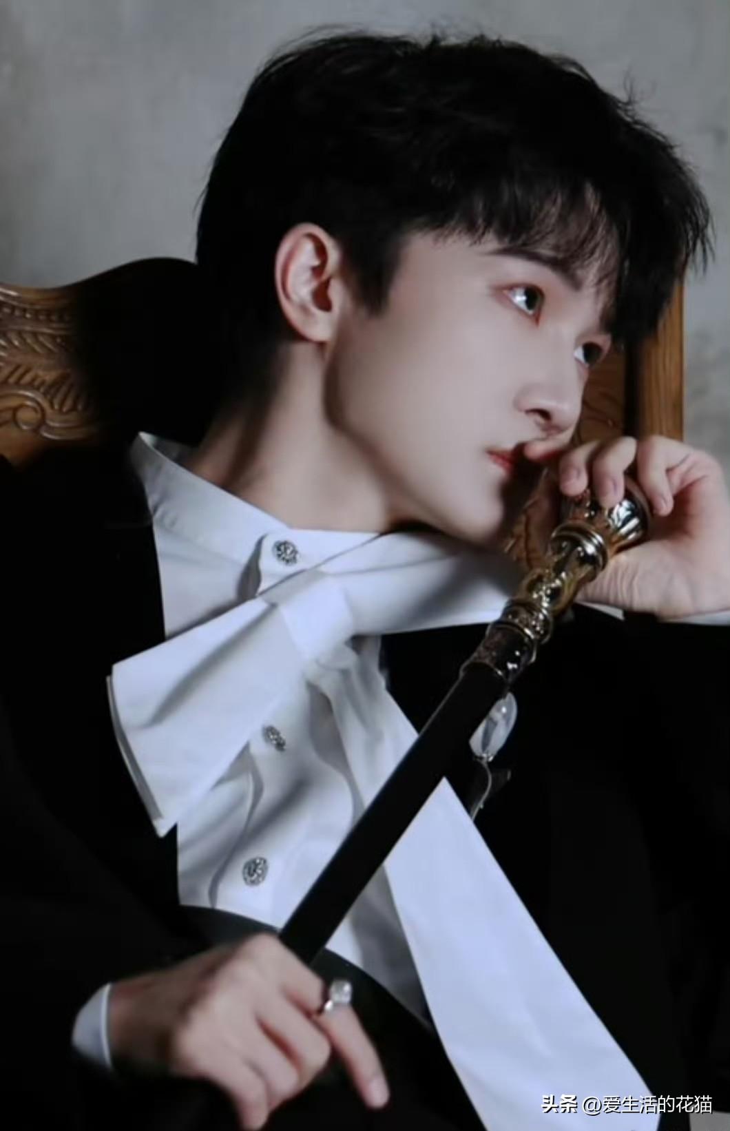 十八宫格哪够装啊，根本装不满的帅气！深深整个人的比例、线条、气场全都刚刚好，干净