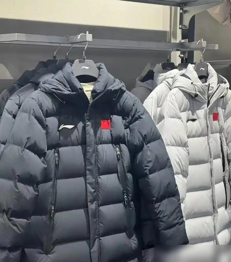 在北方体制内，那枚缝在袖口的小红旗，杀伤力远超任何昂贵的联名大牌。

李宁还在绞