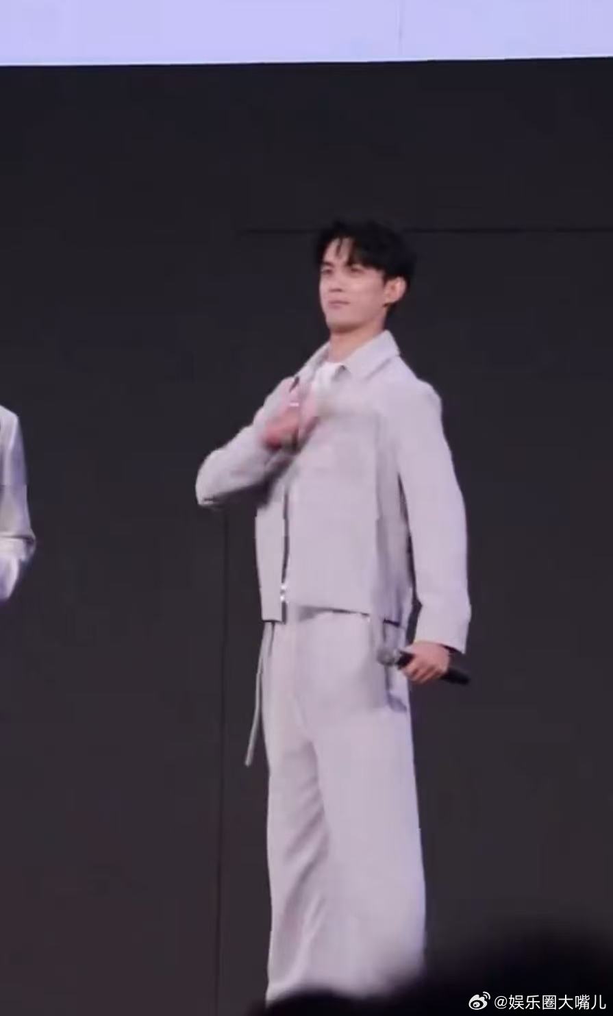 吴磊顾家好男人吴磊承认自己是顾家好男人 被几百人当面盖章“顾家好男人”，他没解释