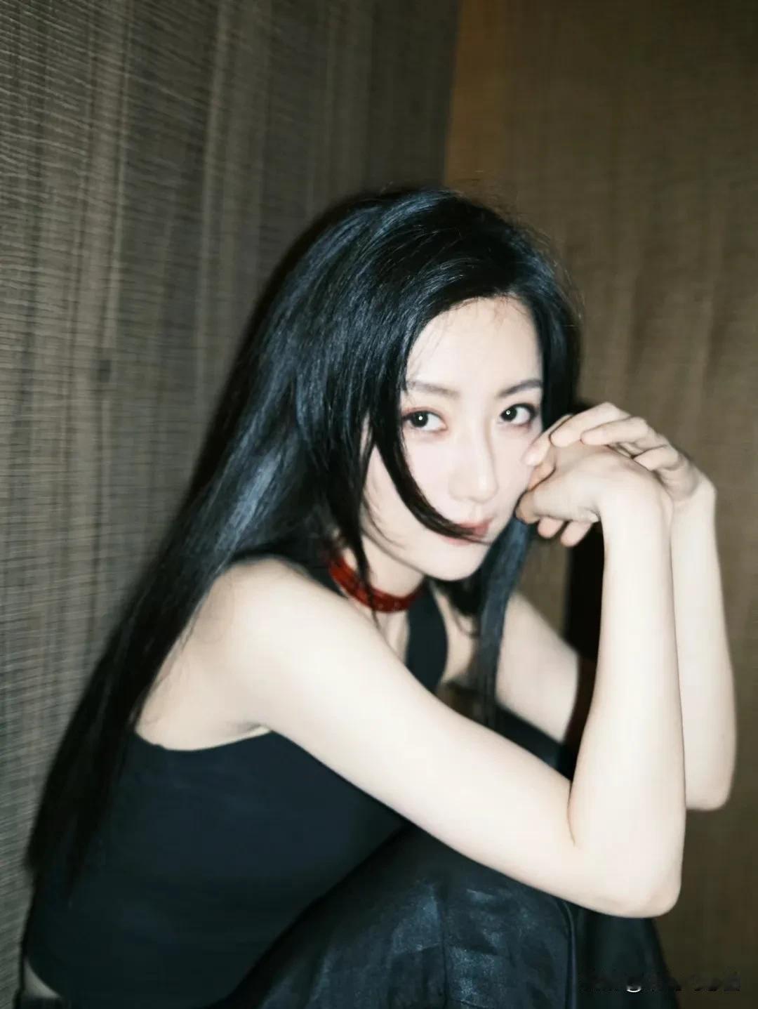 白冰今日晒照，她身穿一袭黑色的背心，看起来既清纯又有点酷酷的，而她的秀发披肩，眼