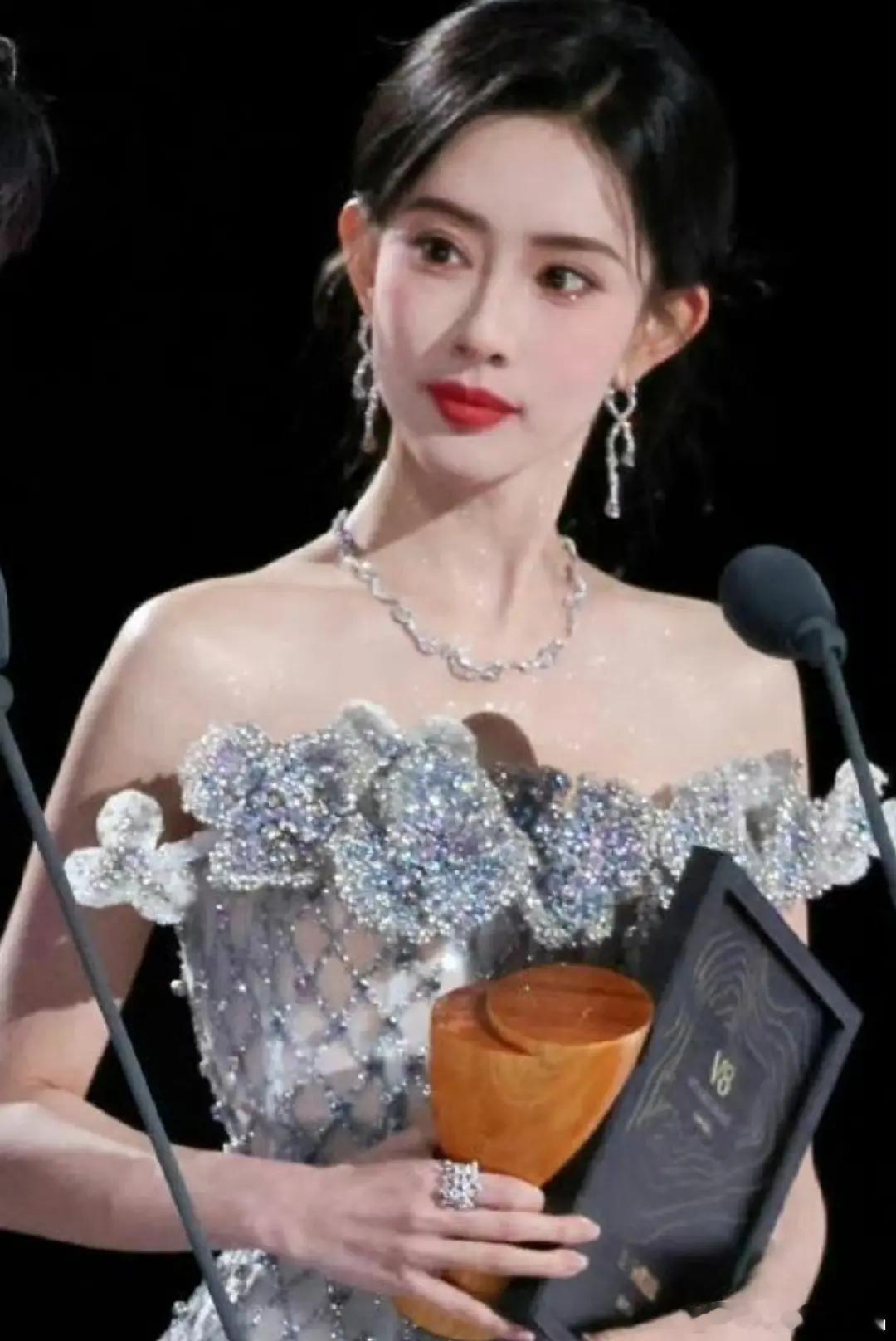 孟子义李昀锐辟谣都这么好嗑刚看到星光大赏第二天，小林卫衣上的粉底液和闪粉图片蛮好