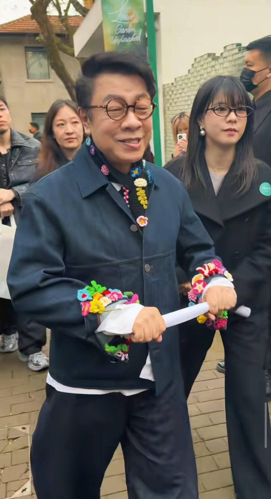 这家伙本就不是什么好鸟，表面斯文、体面，实则满嘴污言秽语，嘴特别损，一副高高在上