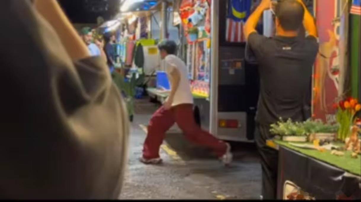 小鬼把张碧晨陈卓璇吓得异口同声  看的出来张碧晨灵魂短暂出窍了  笑不活了！张碧