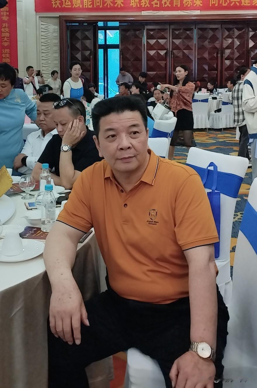 这几常宁汉子得刮目相看。
4月11日下午，以联谊常宁乡情的《我的家乡我的歌》三小