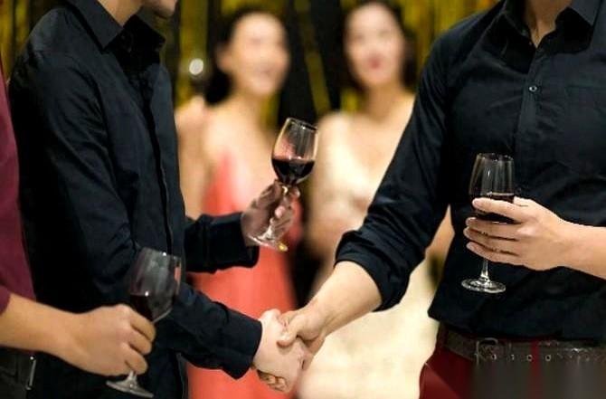 央视最近曝的一起军工大案，看得人后背发凉。一个手握核心项目的经理，出国一趟，几张