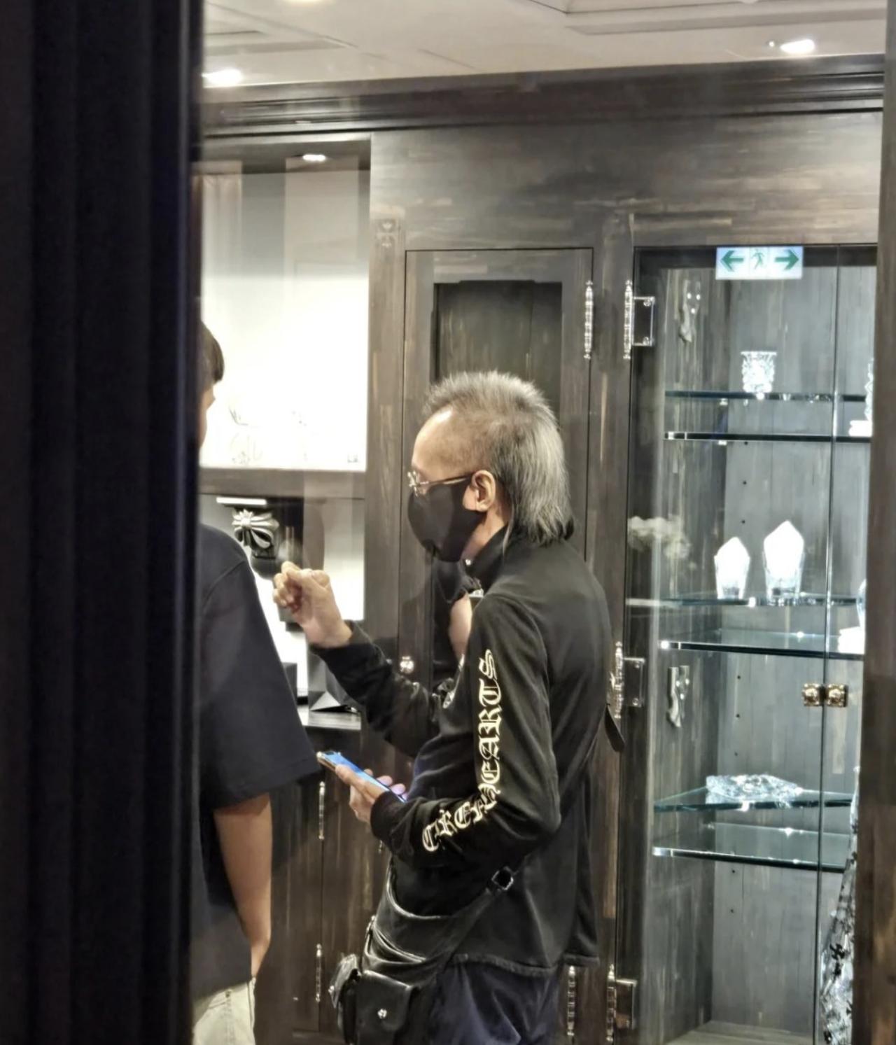 叶童71岁富商丈夫罕露脸，身形消瘦在店里热情招呼客人


最近，叶童71岁的老公
