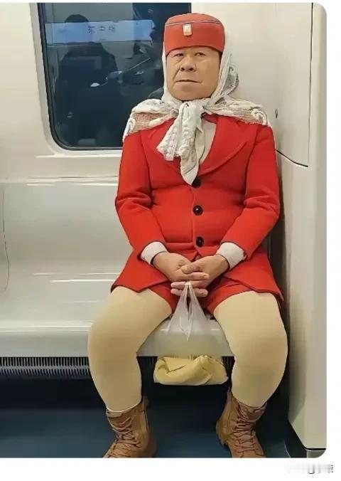 男不男女不女的图片，怎么看怎么恶心。长着男人皮囊，穿着女人打扮，这世界真的就这么