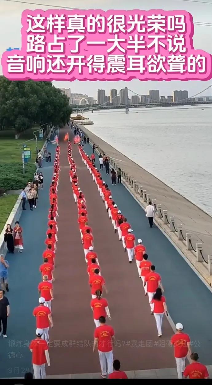 暴走团的"服装生意经"
暴走团早已从健身活动变成了组织者的敛财工具。这些"团长"