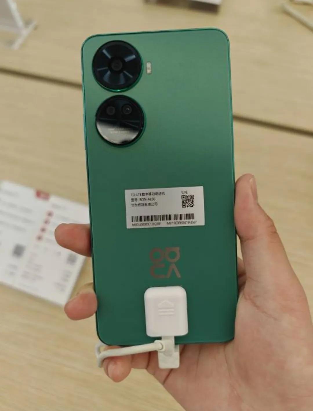 遇到自己喜欢的东西就买下来，钱并不是花掉了，而是换了种形式陪在你身边，难道别人说