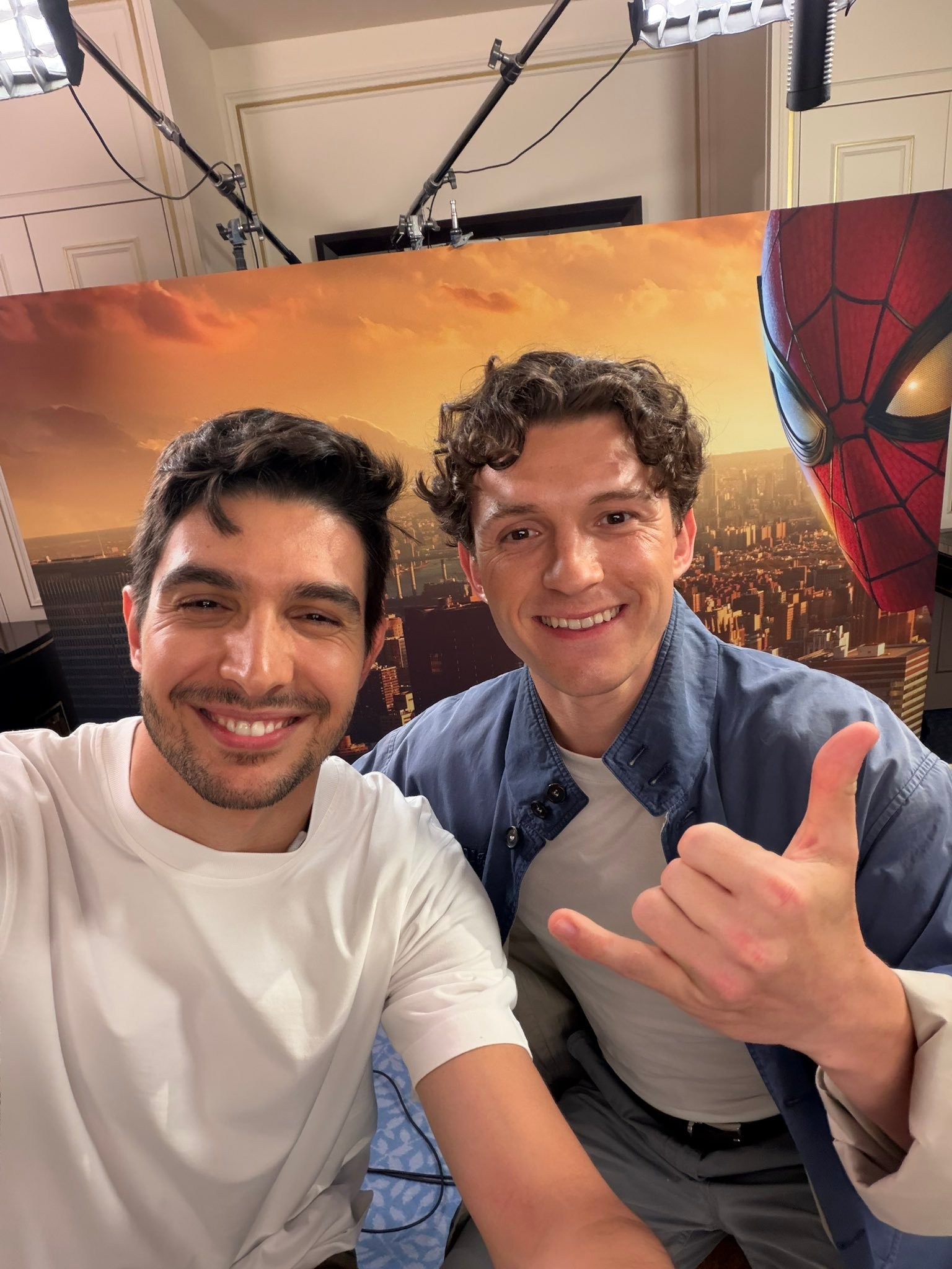 哈斯F1车队车手奥康与Tom Holland（“荷兰弟/蜘蛛侠”）合影👀F12
