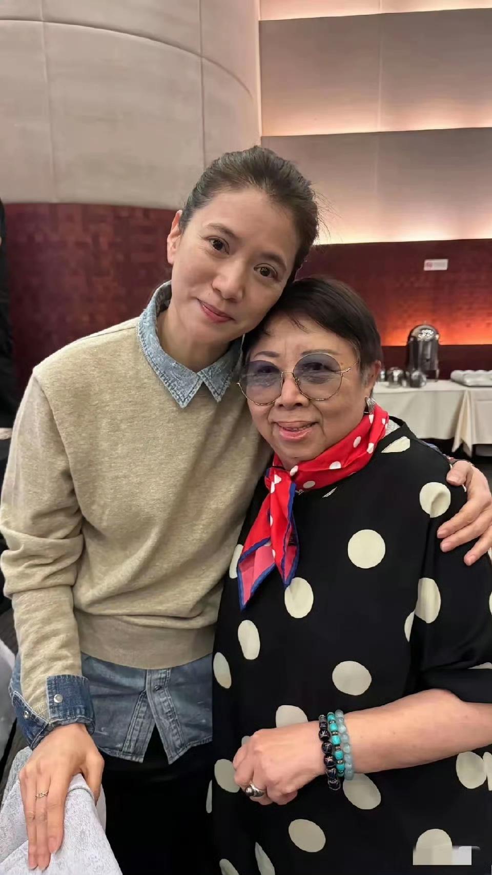 54岁袁咏仪和54岁老公，原相机下拍自己和老公张智森，54岁拍出素颜照还是很美的