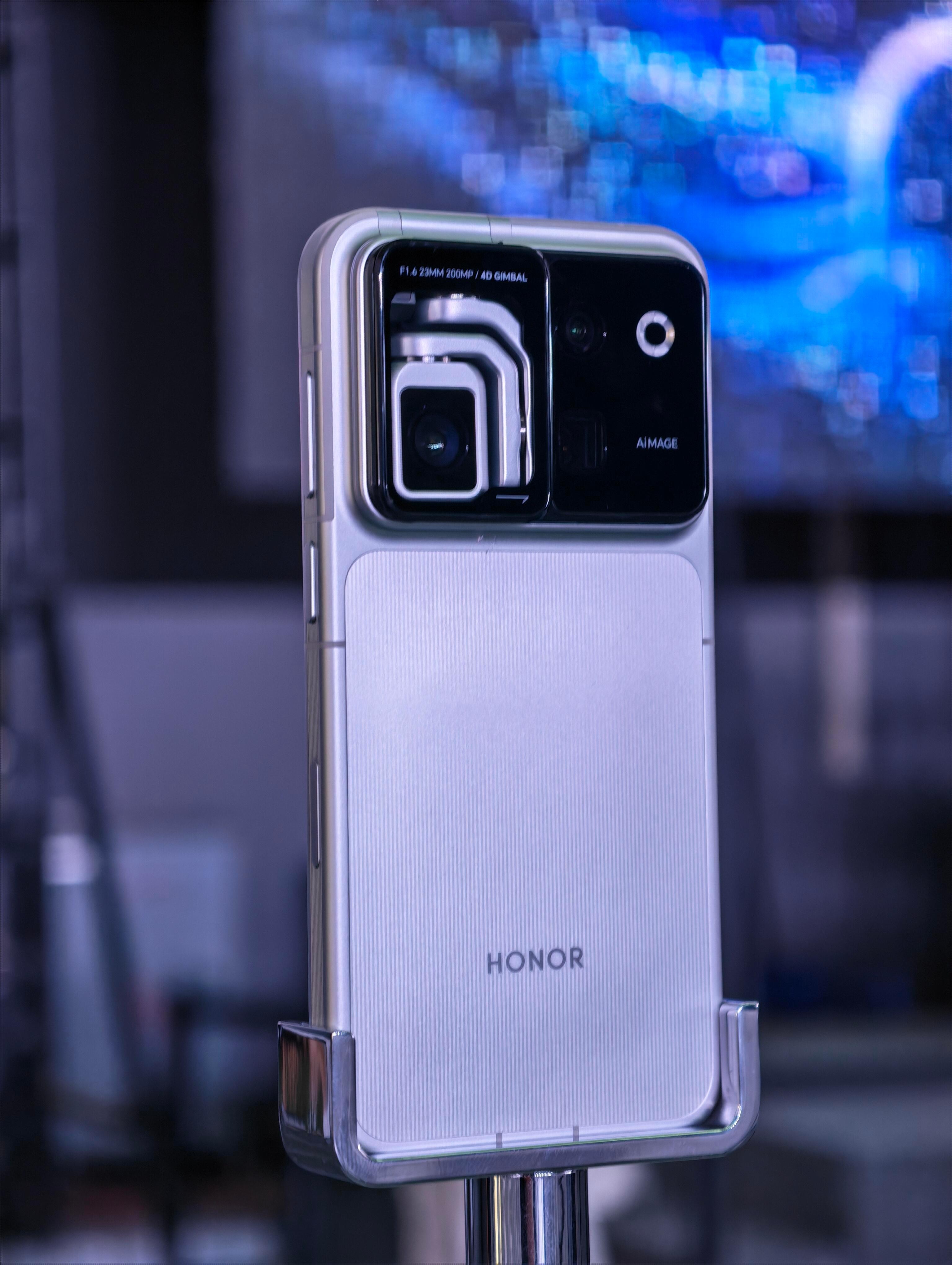 见到荣耀Robotphone真机了。尺寸比我预想中的会小一些，厚度确实比传统手机