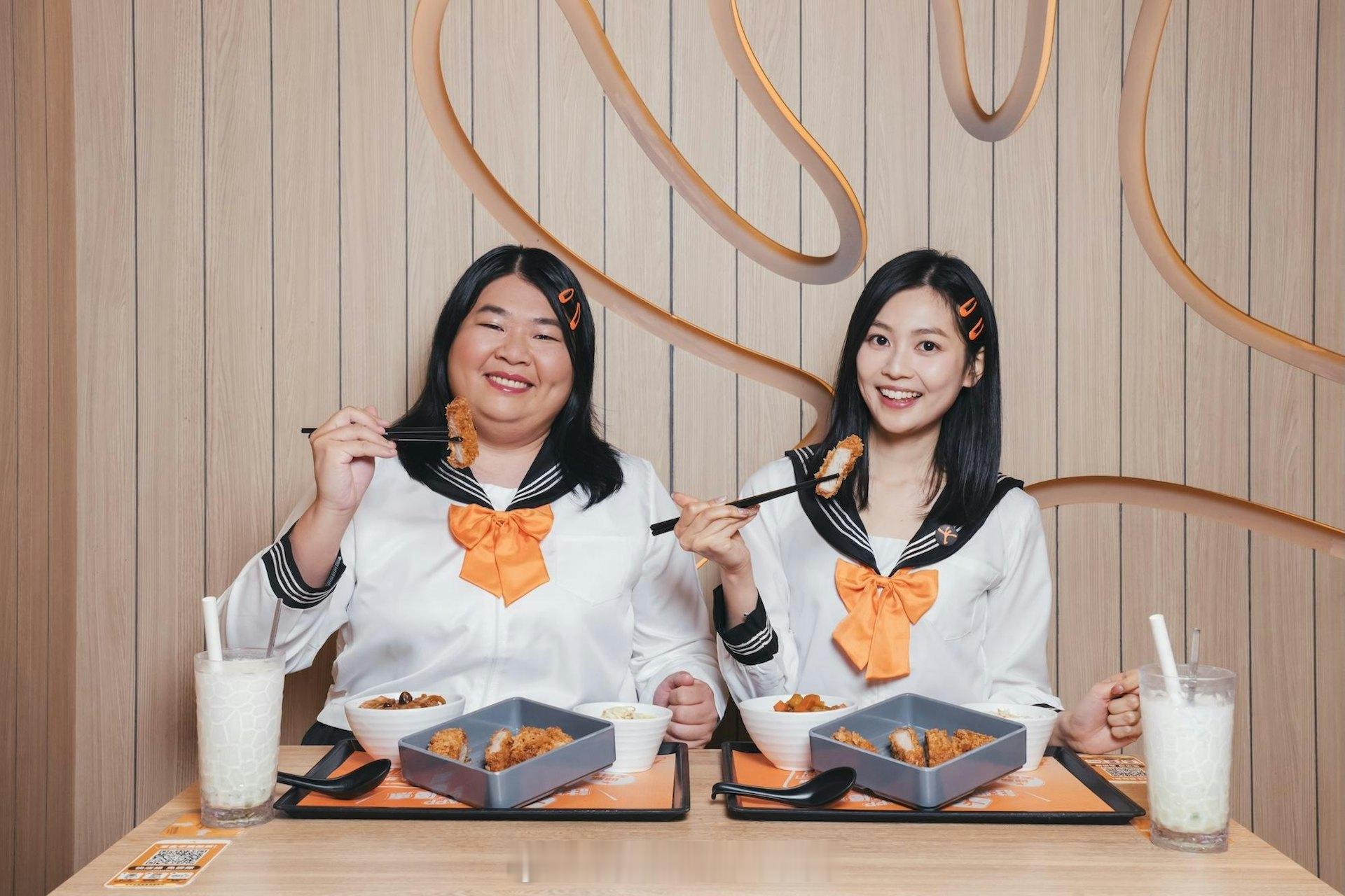 郭柏妍与张锦霞拍广告齐着水手服扮高中生　最想变做呢位TVB女神 | 香港01新一
