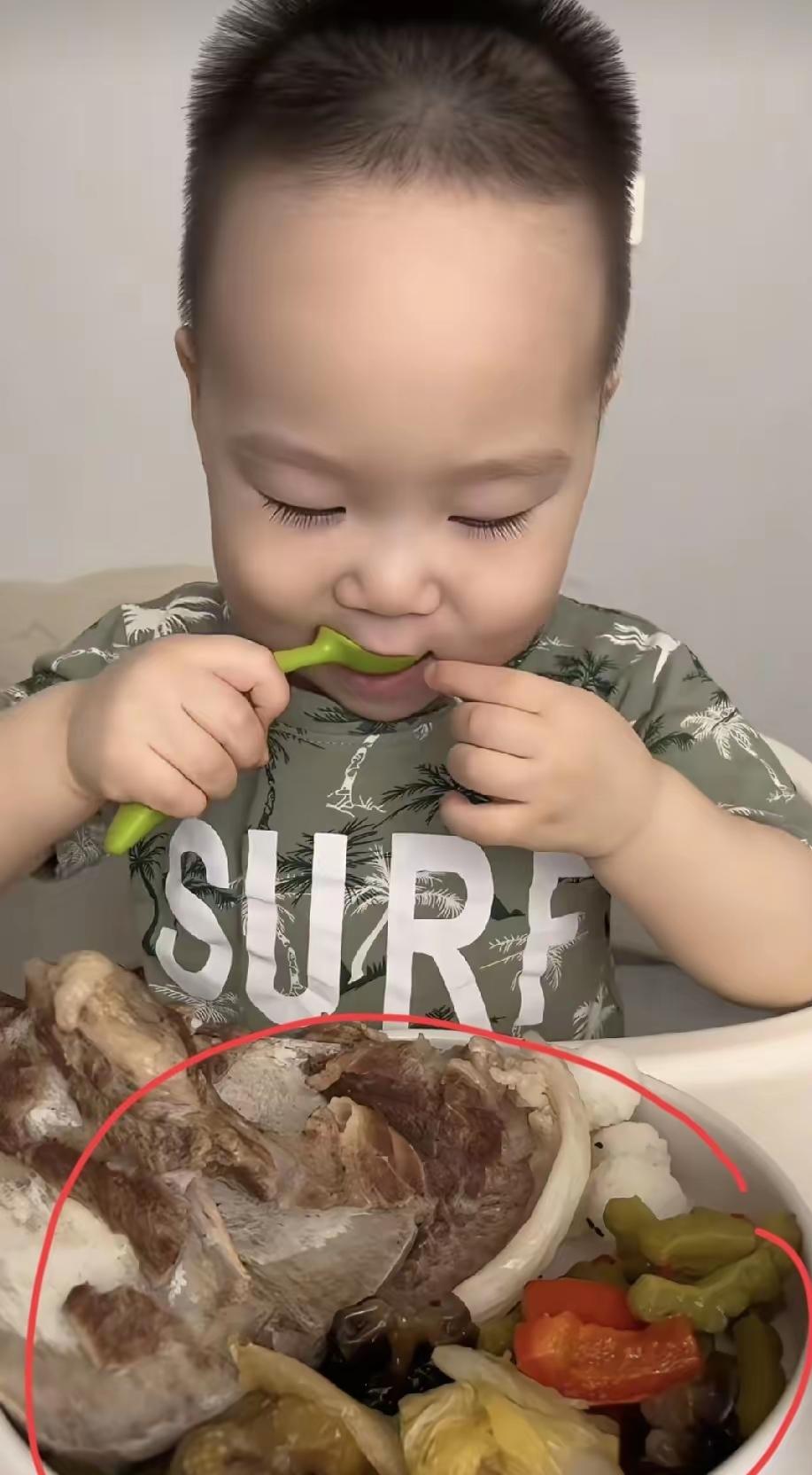 从哪儿看出他有六岁的？小米乐被造谣说有六岁，说是孩子怕挨打才好好吃饭，吃饭时给孩