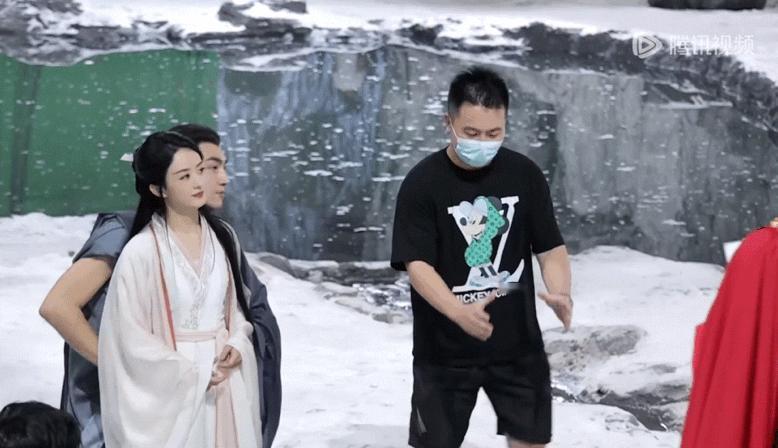 《与凤行》花絮：

林更新：不行、她会疼的！

邓磕：嗯？你在说什么？

感觉邓