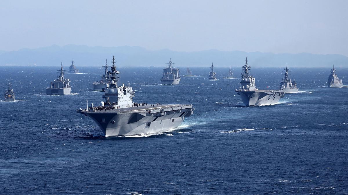 现在的局势很危险：日本拼命扩军备战，菲律宾频频在南海闹事觊觎黄岩岛，越南也打算在