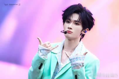 余宇涵新音舞台生图 每一次看到余宇涵都仿佛在重新认识他，他的每一张生图都是一种享