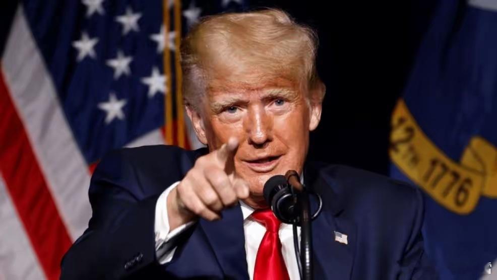 北京时间11月7日晚，美国前总统特朗普发文强硬抨击前众议院议长南希·佩洛西，措辞