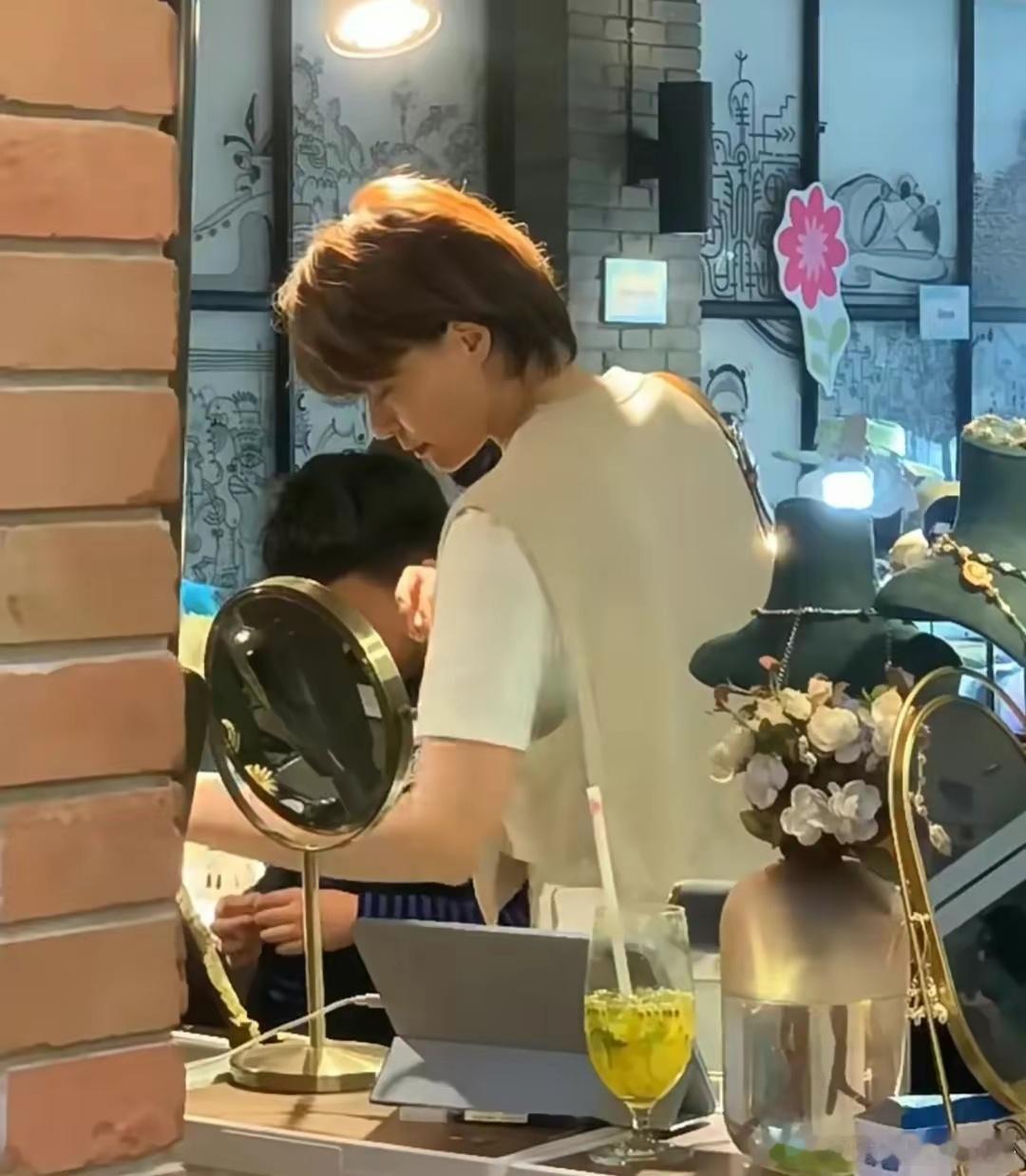 #董卿带儿子逛街##偶遇董卿带儿子逛街# 偶遇董卿带儿子逛街 ​​​