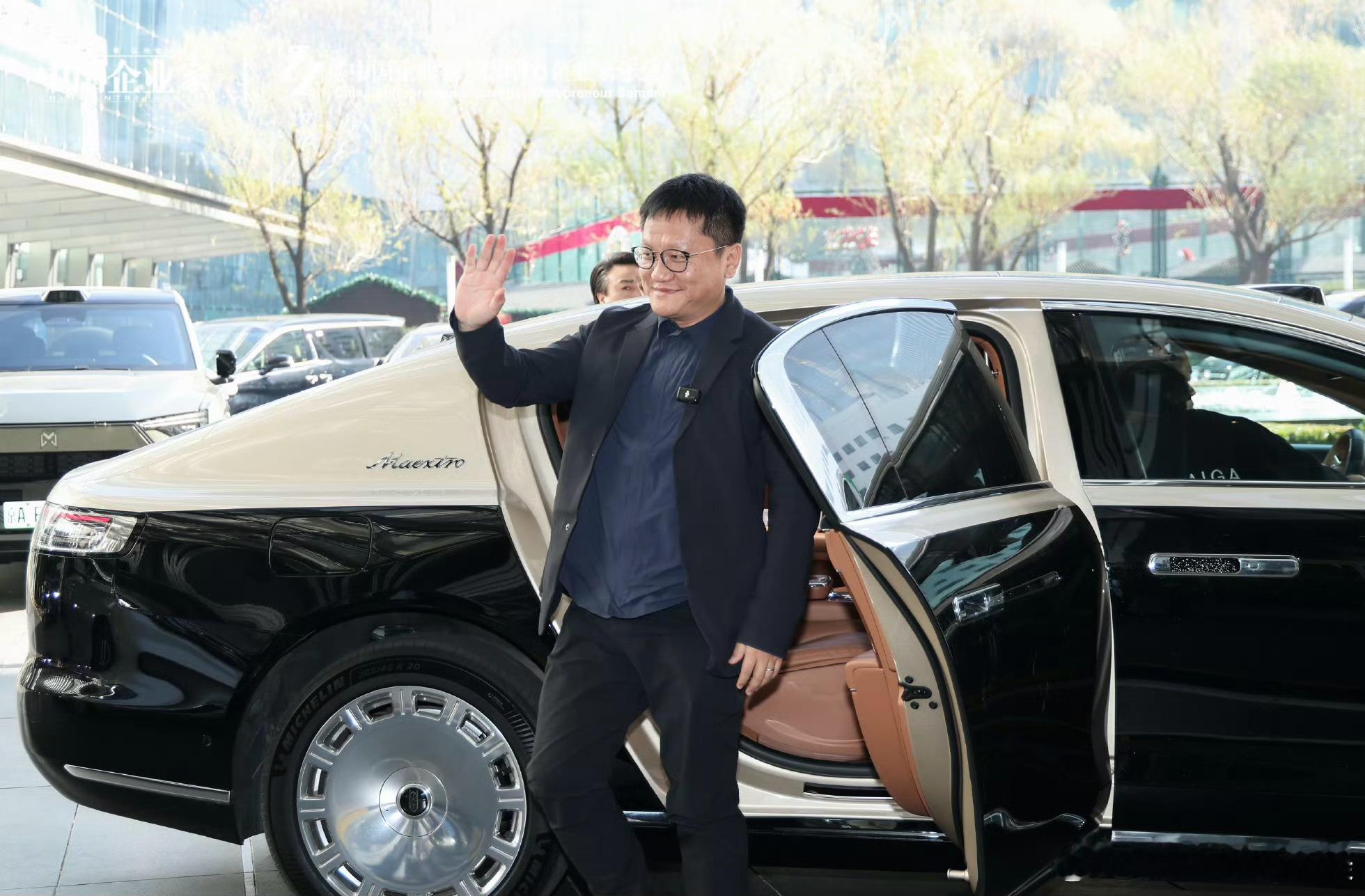 今年企业家年会有个小细节：多位行业领军者的座驾已换成尊界S800。现场实拍可见其