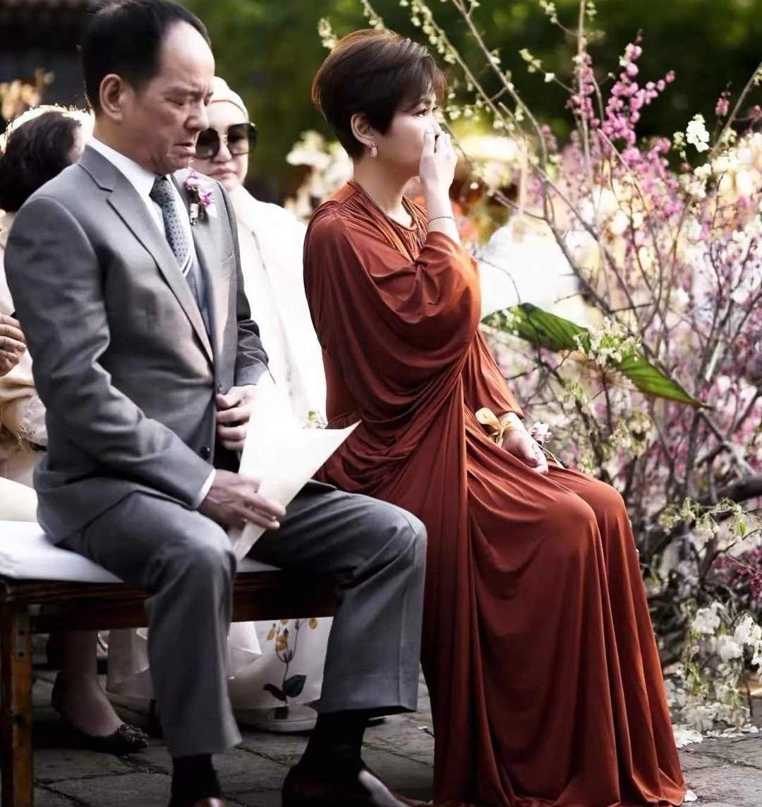 马筱梅的妈妈泪洒婚礼现场了，爸爸看上去也在抽泣，和女儿头婚仪式相比，马筱梅妈妈的