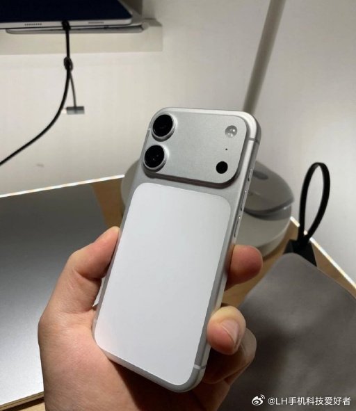 iPhone18标准版外观曝光iPhone18标准版这个外观设计，我感觉就是强行