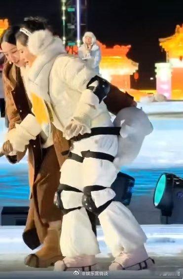 谢娜冰上还没热身就热了谢娜冰上还没热身就热了！南北对抗赛的欢乐瞬间 