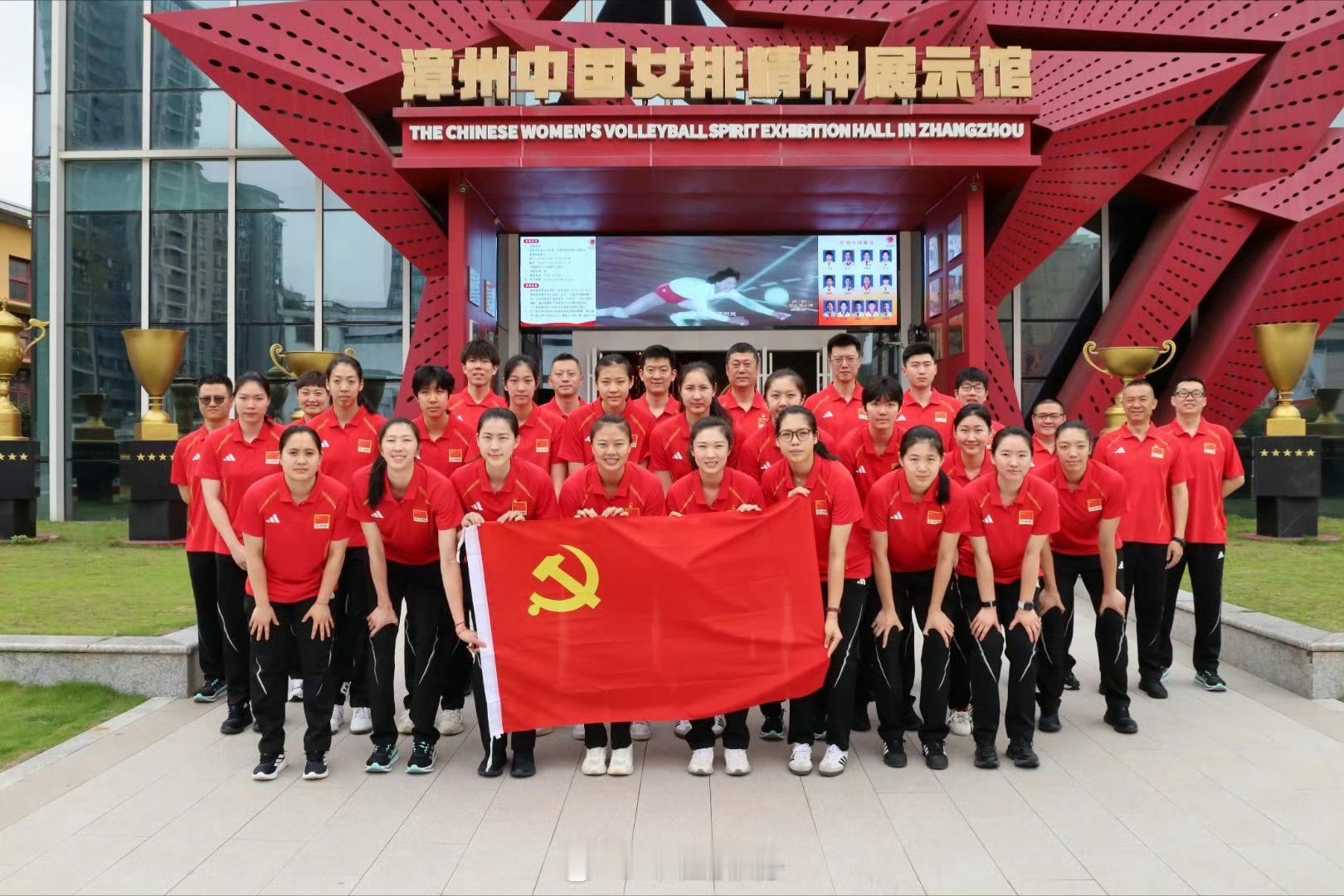 天津男排主攻手袁党毅和北京男排的主攻张秉龙加入中国🇨🇳女排陪练中国女排