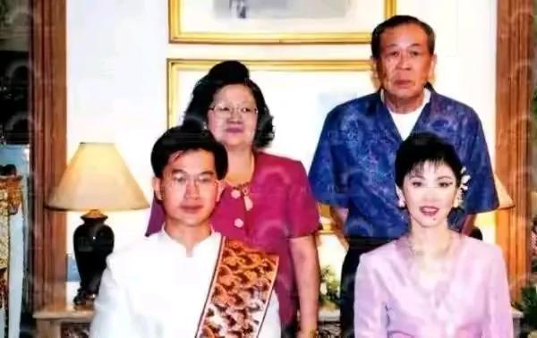 英拉和男友年轻时的照片，完美的她拥有一段一生一世一双人的爱情佳话。女人活成如此，