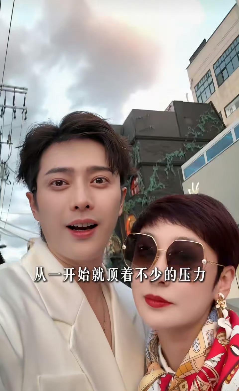 男演员韩承羽官宣结婚生女，女儿已经三岁了，小孩胖乎乎的很可爱，长得和韩承羽很像，