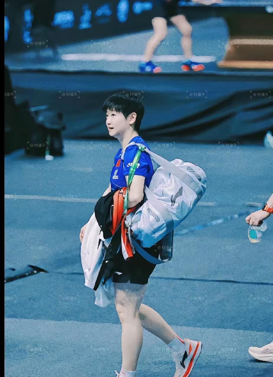 和男乒比起来
才知道女乒的潇洒自在
看莎莎光速下班的步伐
谁不为她的心旷神怡
而