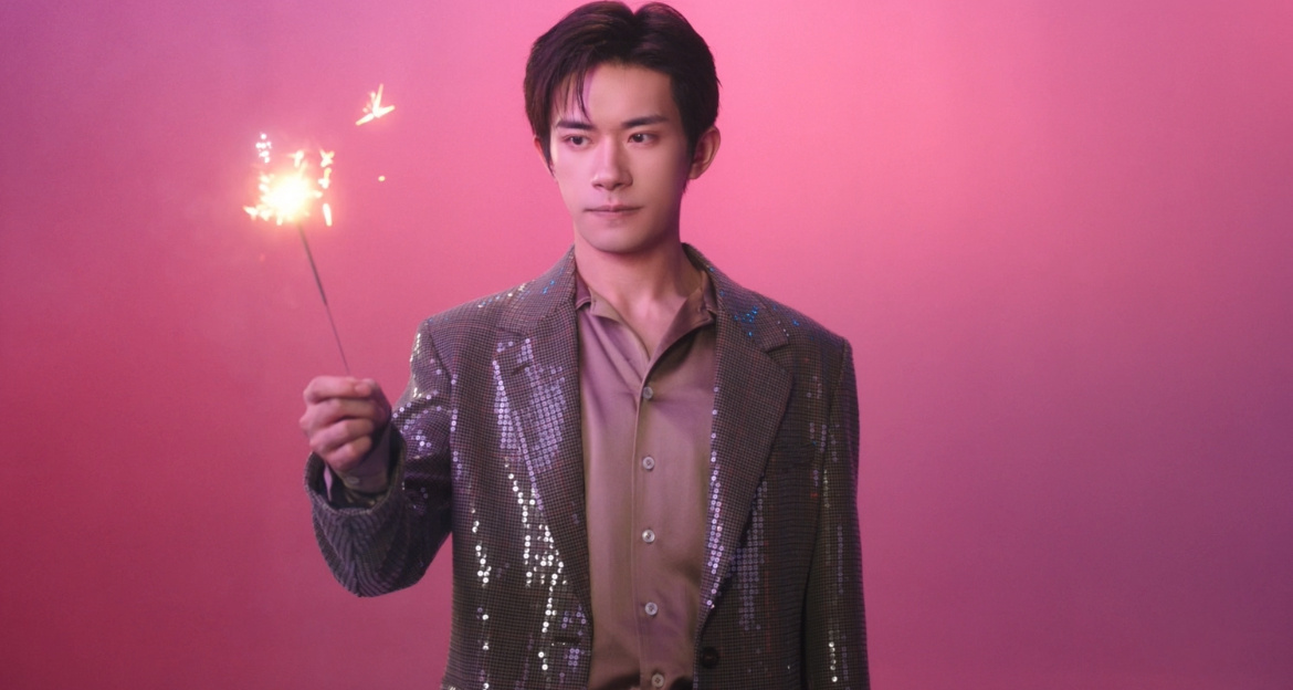 #易烊千玺手持烟花光绘# 一道绚丽的光芒划过，那是易烊千玺手持烟花光绘，绽放出的