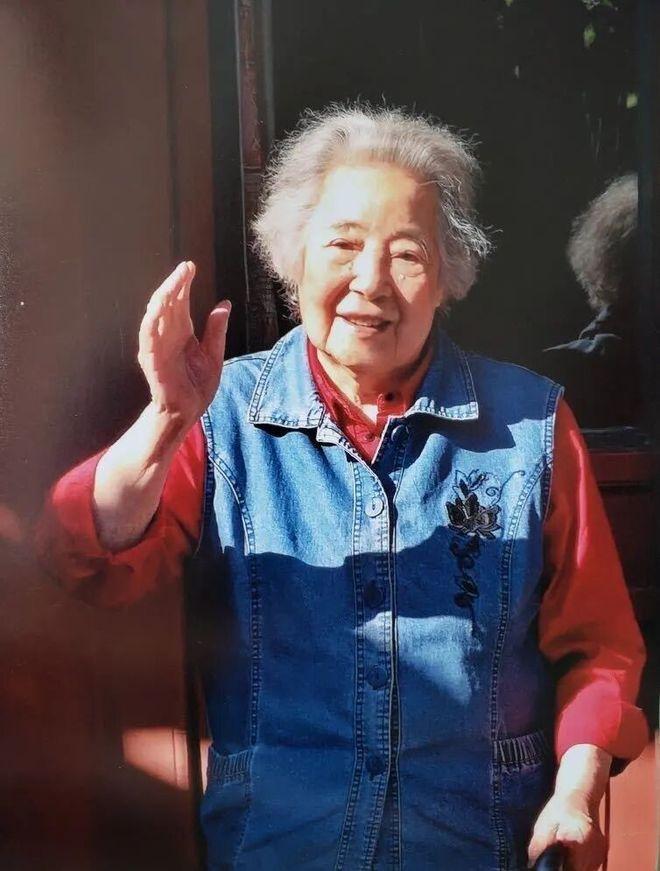 2023年12月12日，一位104岁的老人在北京安详离世，新闻发出后，人们在悼念