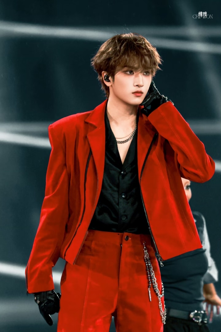 网友票选出最适合红色的男明星：TOP9 丁禹兮TOP8 檀健次TOP7 严浩翔T