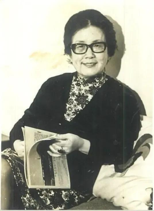1942年，作家沉樱正怀3胎，丈夫却拿3万块给戏子赎身，可她没有哭闹，只是留下字