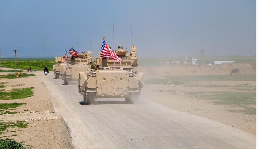 美国发动大规模空袭。
 
美军大规模打击叙利亚境内“伊斯兰国”目标。
 
美军中